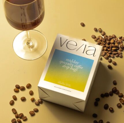 🌤 Midday Drip Box – علبة الميدداي
🇹🇭VeLa
Drip Box – أظرف قهوة مقطّرة جاهزة
10g / sachet — 7 sachets per box
10 غرام لكل ظرف — 7 ظروف في العلبة