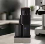 مطحنة كهربائية محمولة – مثالية للقهوة بالتقطير، الفرنش برس، والإسبريسو 
PORTABLE ELECTRIC GRINDER -PERFECT FOR
POUR OVER, FRENCHPRESS &
ESPRESSO - Image 2