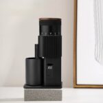مطحنة كهربائية محمولة – مثالية للقهوة بالتقطير، الفرنش برس، والإسبريسو 
PORTABLE ELECTRIC GRINDER -PERFECT FOR
POUR OVER, FRENCHPRESS &
ESPRESSO