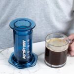 آلة تحضير القهوة إيروبرس – أزرق شفاف
AeroPress Coffee Maker – Clear Blue - Image 2