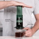 آلة تحضير القهوة إيروبرس – أخضر شفاف
AeroPress Coffee Maker – Clear Green - Image 2