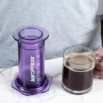 آلة تحضير القهوة إيروبرس – بنفسجي شفاف
AeroPress Coffee Maker – Clear Purple - Image 2